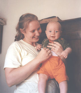 Michail in braccio alla mamma