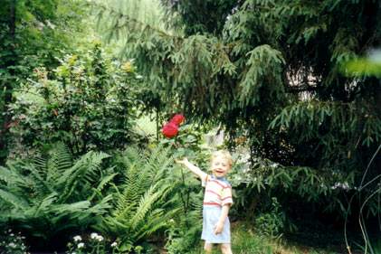 Michail mostra orgoglioso le rose della mamma